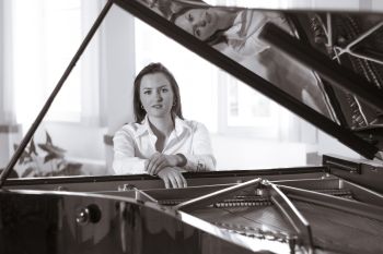 Ich bin professionele Pianistin und biete Klavierunterrichte für..., Anna R., Klavier, Hamburg - Winterhude