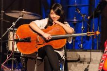 Cello - Internationale Jazzcellistin aus Taiwan und studierte Musiklehrerin mit...