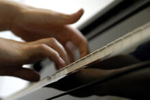 Klavier - Examinierte Musikpädagogin (staatl. Hochschule) gibt Klavierunterricht